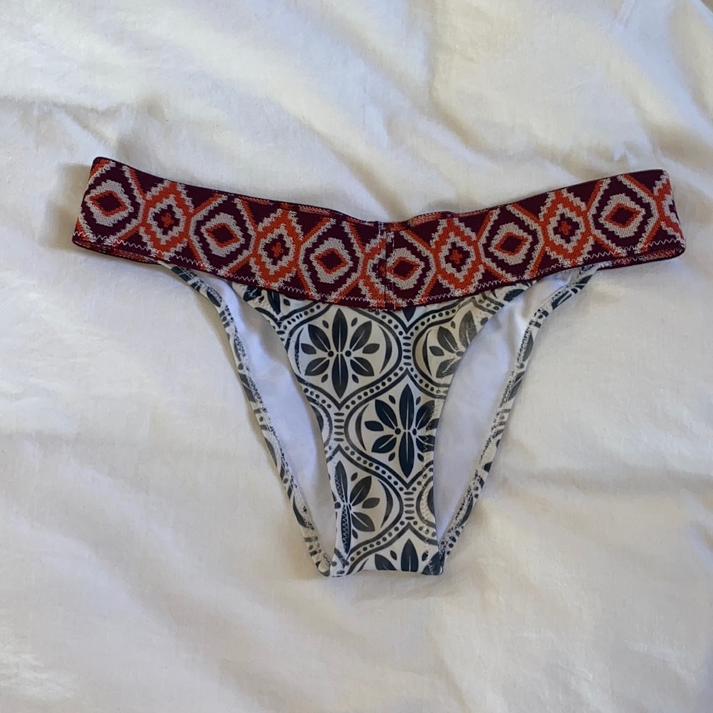 Cheeky O’Neill bikini bottoms | pair it with the O’Neill bikini strappy top